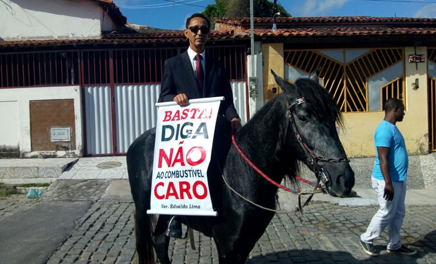 Vereador de Feira chega à Câmara montado em cavalo protestando contra valor da gasolina