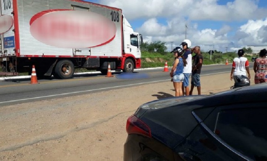 Mulher morre e filho fica ferido após motocicleta em que eles estavam se chocar em outra moto