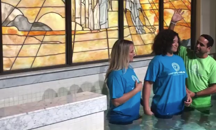 Carla Perez compartilha vídeo do batizado de filha igreja evangélica de Salvador