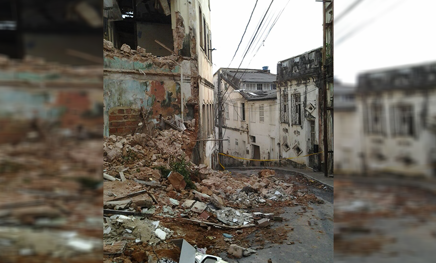 Parte de casarão em demolição desaba e atinge outras casas no bairro de Nazaré