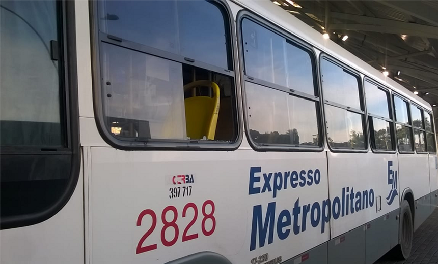 Ônibus metropolitanos são atacados e deixam de circular em Salvador neste domingo