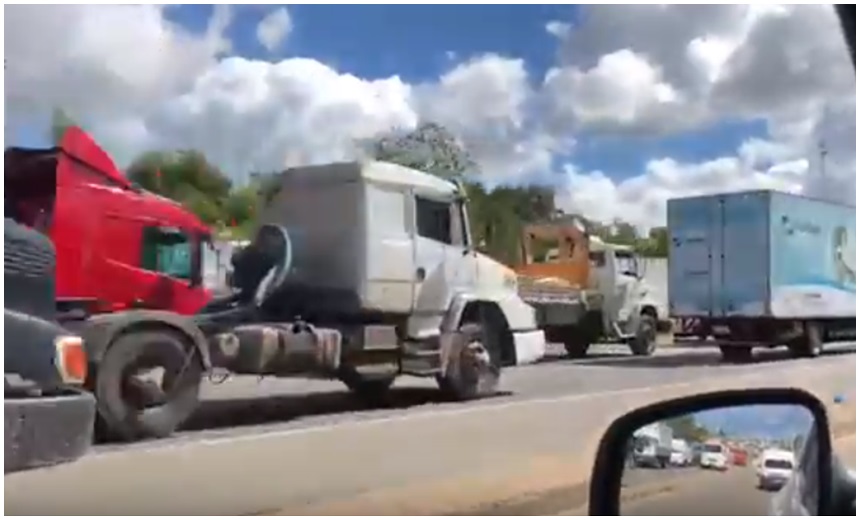 Protesto de caminhoneiros contra valor do diesel fecha trechos de rodovias baianas; Vídeo