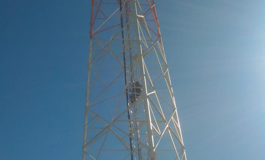 Homem é socorrido pelos bombeiros após subir em torre de 40 metros