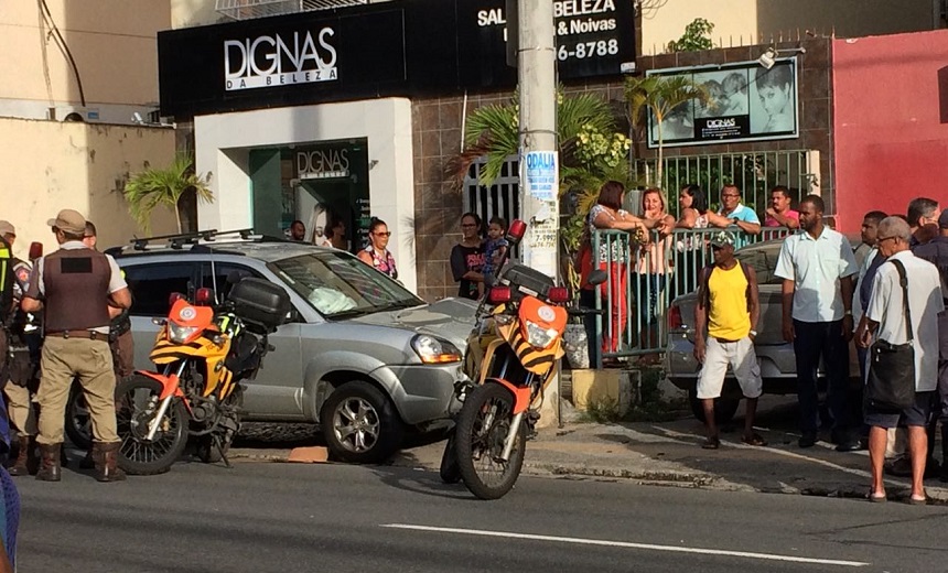 Atropelamento deixa duas pessoas feridas e o trânsito lento na região do Rio Vermelho