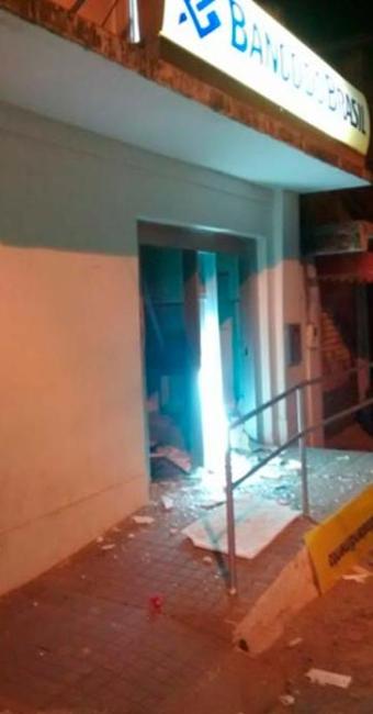 Quadrilha explode banco e rouba Correios e loja de celular em Aramari; veja vídeo