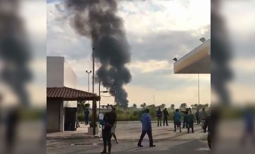 Avião da Força Aérea Brasileira cai no Rio de Janeiro; pilotos conseguem ejetar