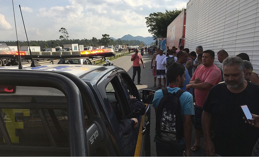 Após acordo entre governo e caminhoneiros, PRF monitora desmobilização nas rodovias