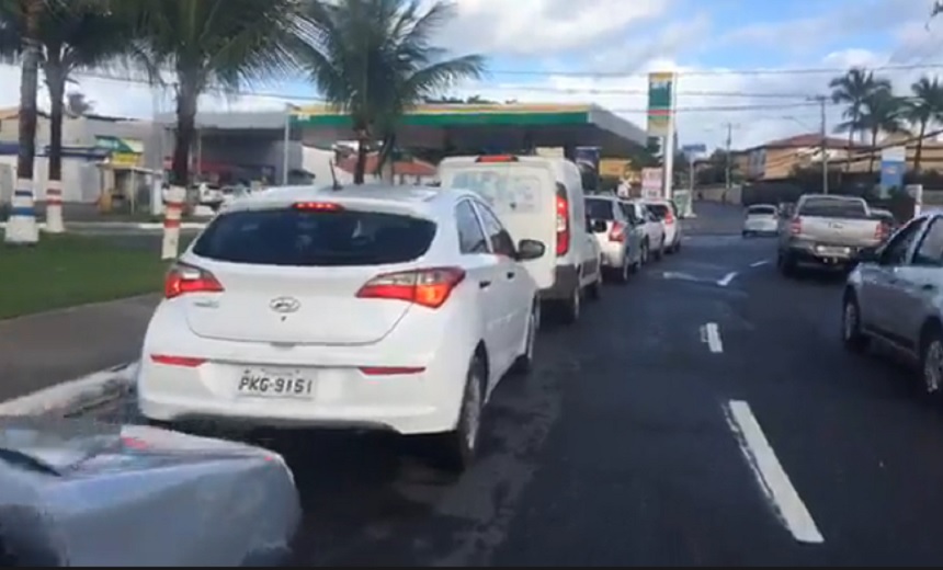 Motoristas começam dia em busca por combustíveis nos postos de Salvador; veja vídeo