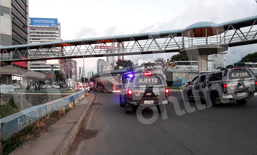 Viaturas da PM escoltam carreta carregada de combustível em Salvador