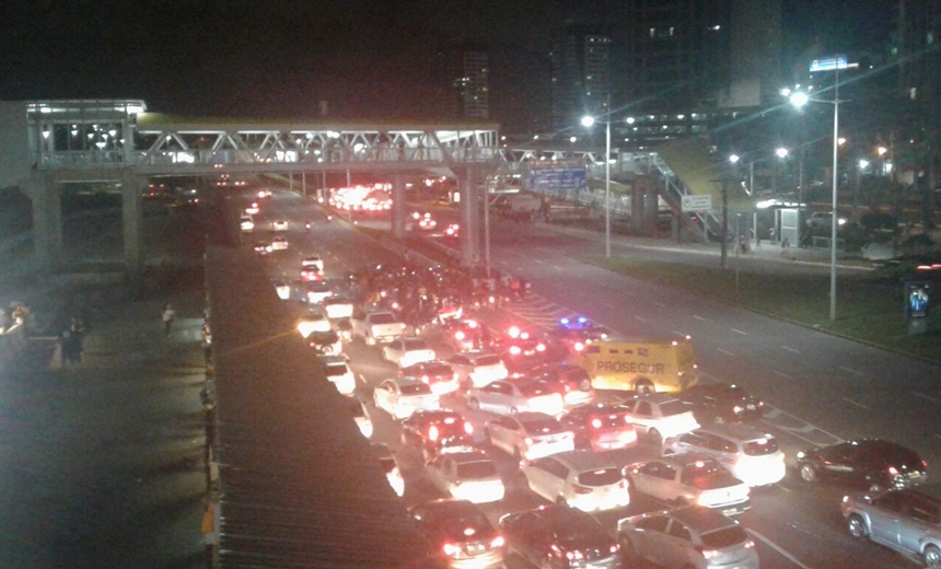 Protesto de mototaxistas deixa trânsito lento na Ligação Iguatemi-Paralela (LIP)