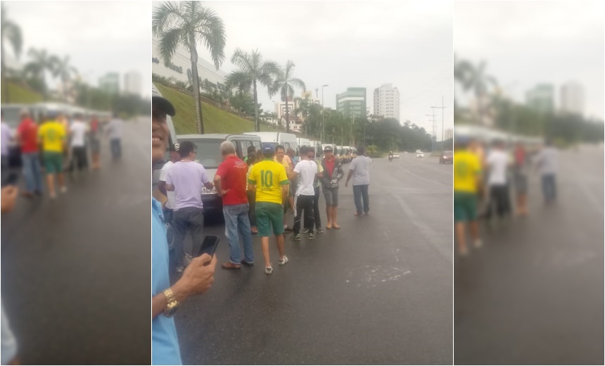 Motoristas de transporte escolar fazem manifestação na BR-324 nesta manhã