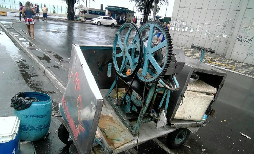 Micro-ônibus &#8220;amarelinho&#8221; atropela vendedor de caldo de cana no Comércio