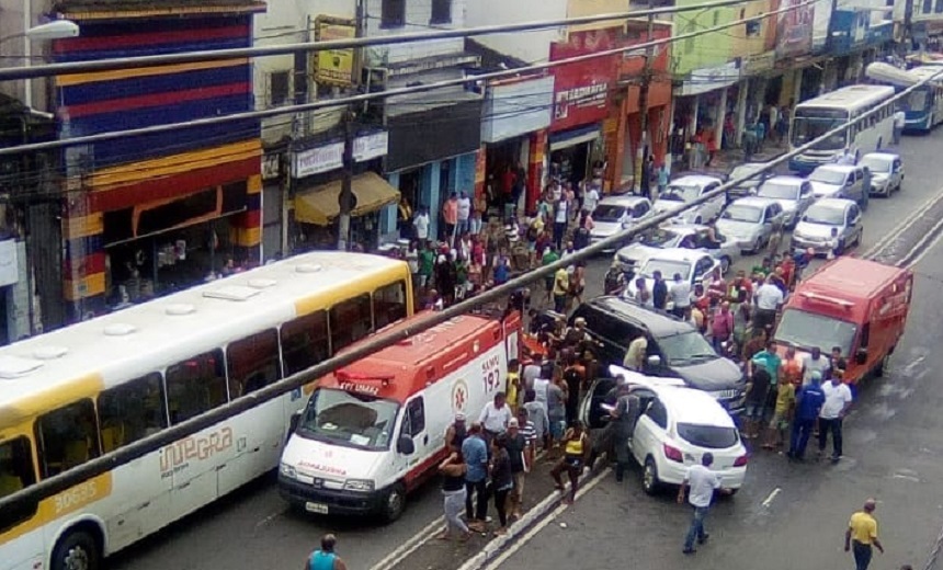 Motorista perde controle da direção e carro atropela dois homens na região da Sete Portas