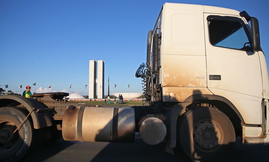 Associação dos caminhoneiros confirma acordo com governo e pede fim da paralisação