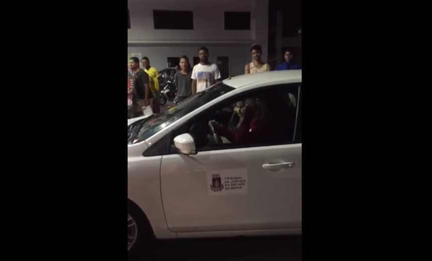 Servidora usa logo do TJ e tenta &#8220;furar&#8221; fila do combustível em Feira de Santana; assista