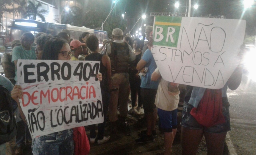 Grupo protesta em Salvador pela democracia e em apoio aos caminhoneiros