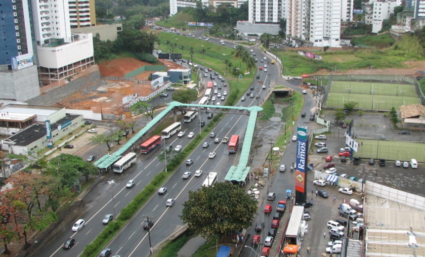 PM persegue ônibus assaltado na Avenida ACM, uma das mais movimentadas de Salvador