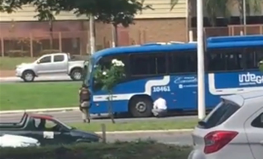 Veja vídeo: polícia intercepta ônibus e captura ladrões em flagrante; um é adolescente