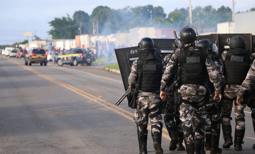 Motorista mostra barraca de caminhoneiros destruída pela PM na BR 101; SSP rebate