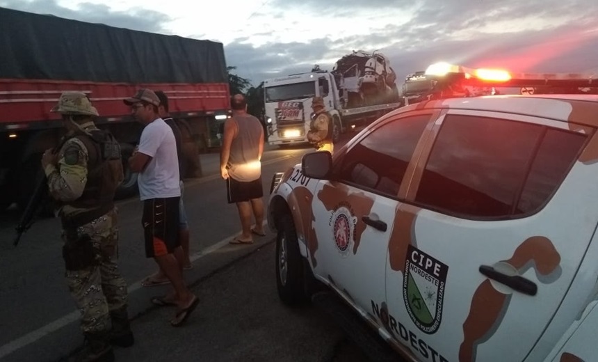 Polícia libera trecho da BR-116 para tráfego de caminhoneiros que não aderiram à greve