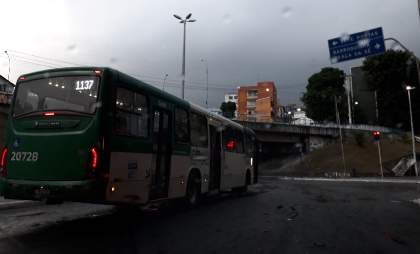 Tempo deve permanecer fechado com chuvas ao longo desta quarta-feira em Salvador