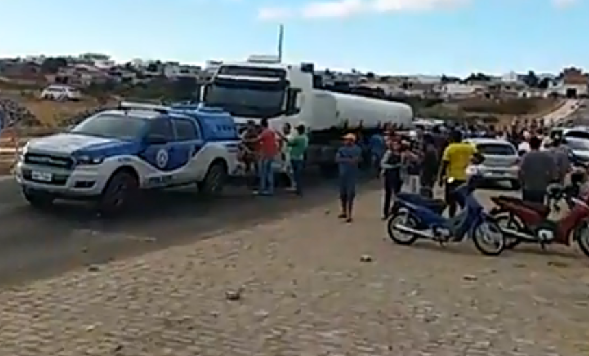 Manifestantes incendeiam pneus durante protesto dos caminhoneiros em Tanque Novo; assista