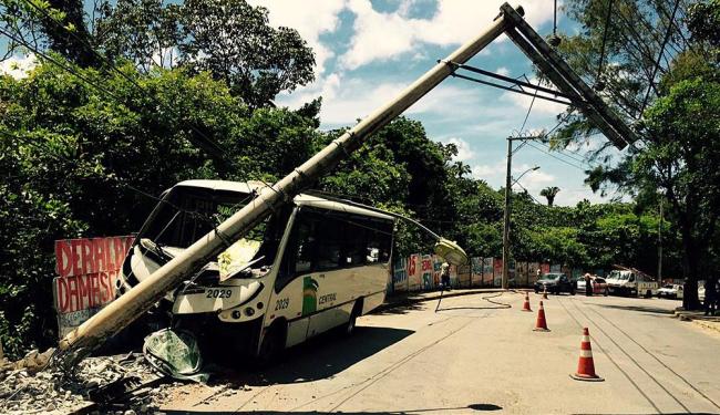 Micro-ônibus bate e derruba poste no Trobogy