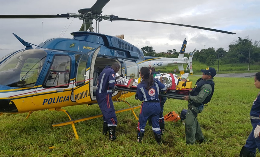 Carro capota em Simões Filho e vítima é levada de helicóptero para o hospital