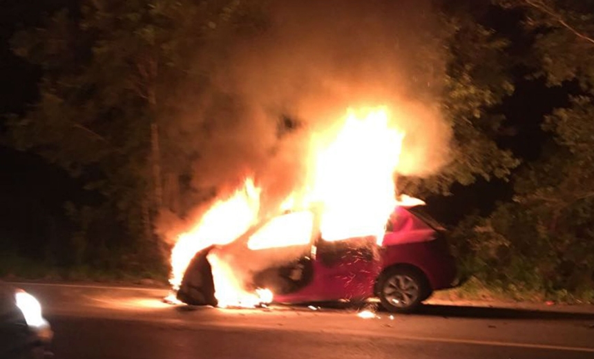 Homem morre carbonizado em carro após desviar de ciclista e colidir com caminhão