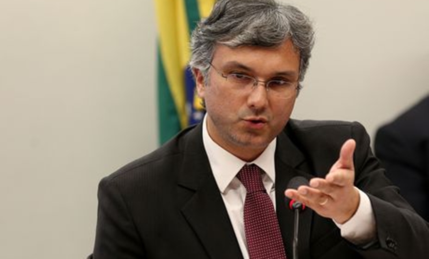 Ministro diz que projeção de salário mínimo em R$ 1.002 está mantida