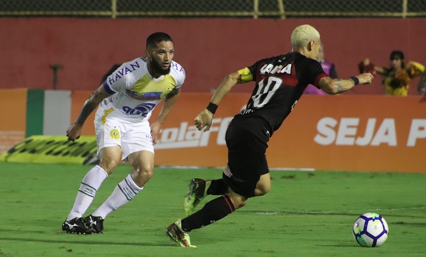 No Barradão, Vitória vence a Chapecoense e fica fora da zona de rebaixamento