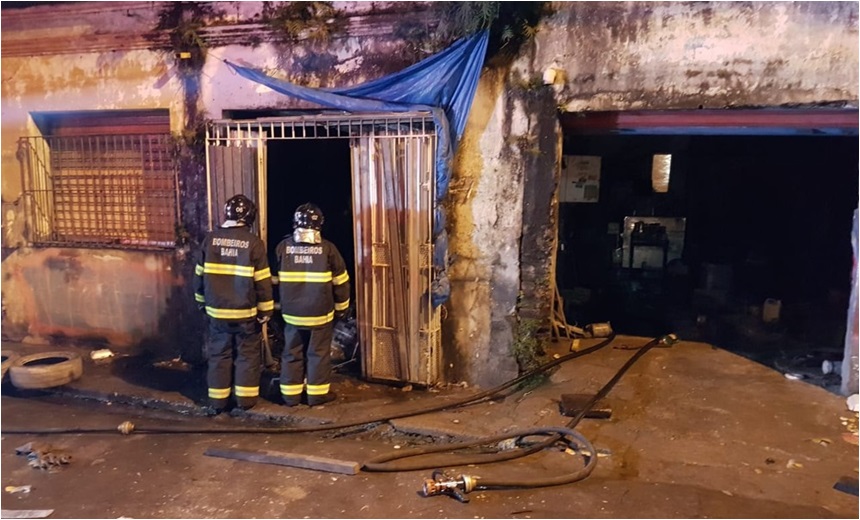 Incêndio destrói parte de oficina mecânica da Cidade Baixa; não houve feridos