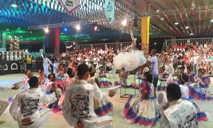 Concurso de quadrilhas no Arraiá do Galinho atrai público fiel e emociona