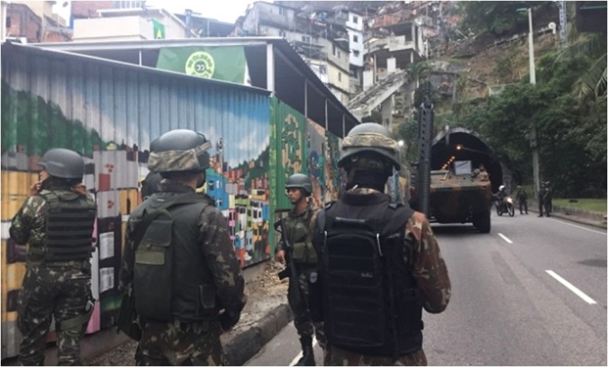 Militares e policiais federais são recebidos a tiros durante operação na Rocinha neste sábado