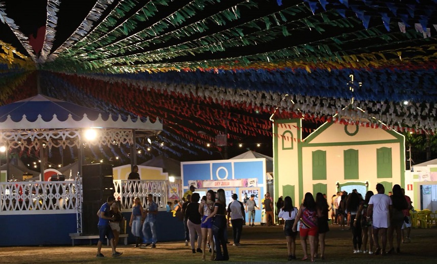 Longe da &#8216;muvuca&#8217;, público prefere assistir aos shows do palco principal no conforto da Vila Junina