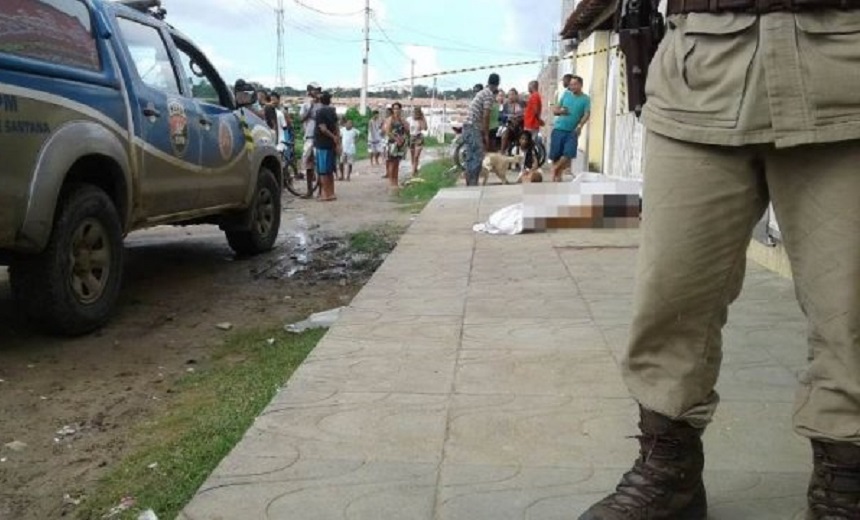 Uma mulher morre e outra é baleada na porta de casa em Feira; vítimas eram irmãs