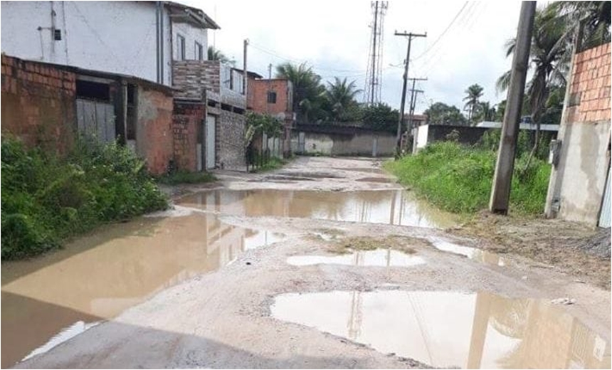 Morador desafia prefeita de Conceição do Jacuípe a tomar banho em poça de lama