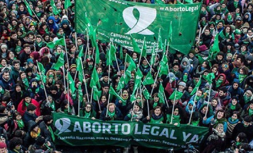 Em votação histórica, Câmara argentina aprova projeto de lei que legaliza o aborto