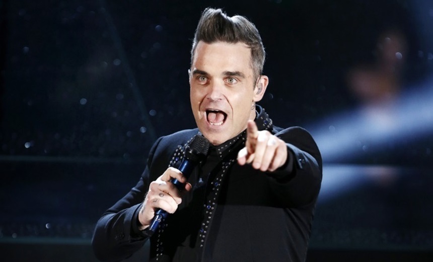 Robbie Williams mostra o dedo do meio na abertura da Copa