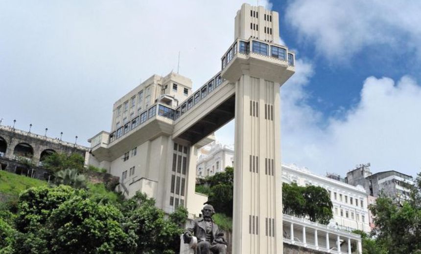 Elevador Lacerda volta a funcionar normalmente após problema elétrico