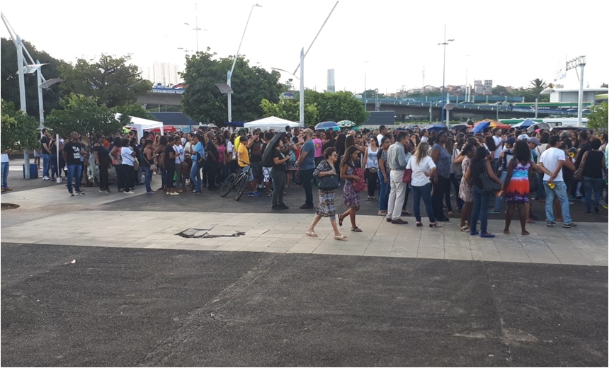 Servidores municipais fazem manifestação na Tancredo Neves; PM monta ação especial