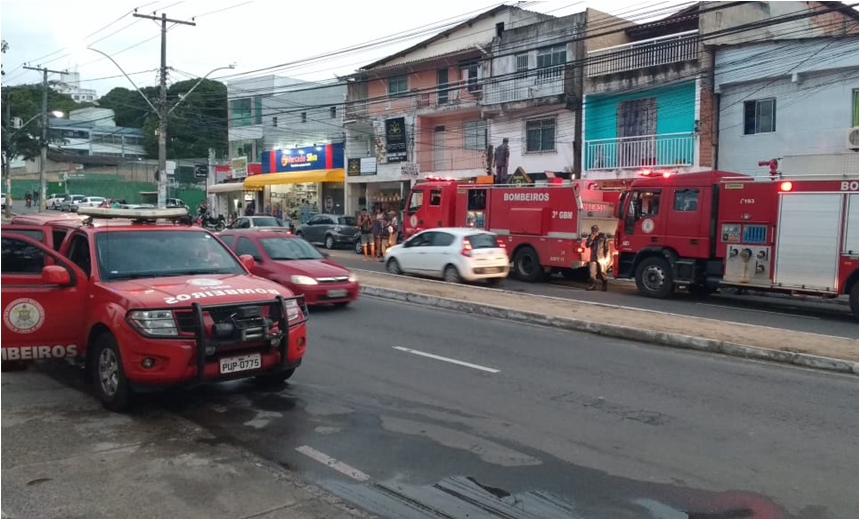 Incêndio atinge residência no Cabula; paredes desabaram com ação do fogo