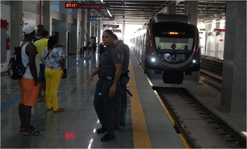 Mulher é resgatada após cair no trilho do metrô em Mussurunga