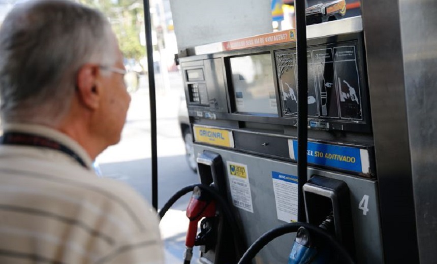 Preço médio da gasolina cai pela terceira semana no país, diz ANP