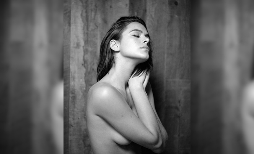 Sem sutiã, Bruna Marquezine é clicada por fotógrafa; confira fotos