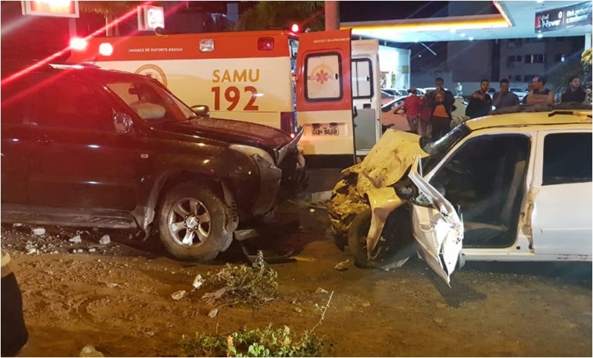 Colisão entre veículos deixa trânsito congestionado próximo ao Hospital Menandro de Farias