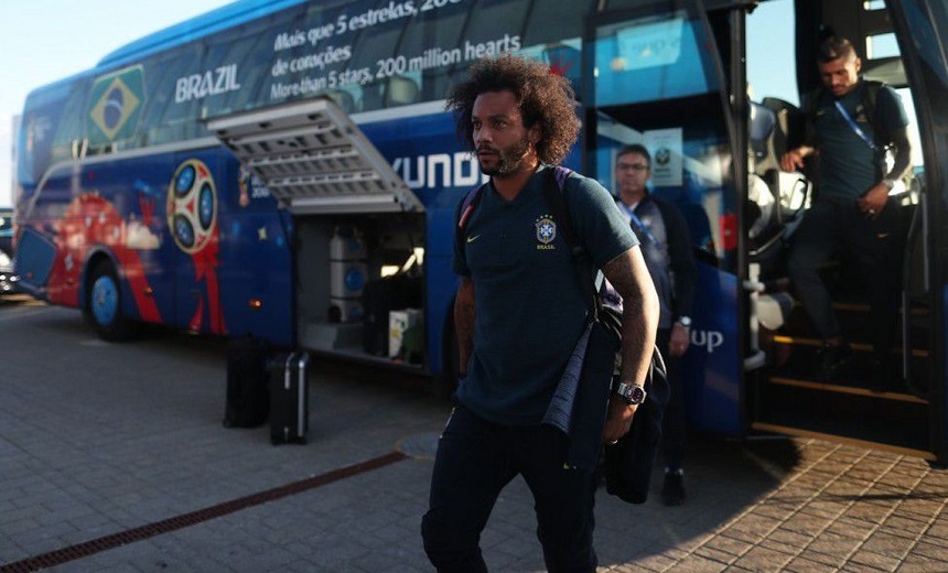 Após lesão muscular na coluna, lateral Marcelo faz tratamento e passa bem