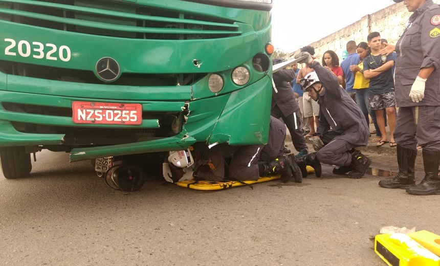 Acidente entre ônibus e motocicleta deixa dois feridos em Salvador