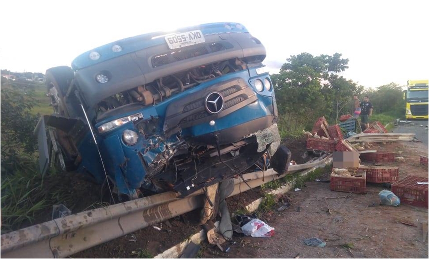 Acidente com caminhão carregado de frangos deixa três mortos na BR-101, em Alagoinhas