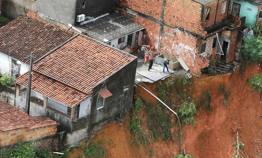 Salvador é a cidade com mais moradores em áreas de risco de desabamento e alagamento